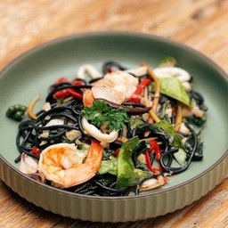 สปาเก็ตตี้เส้นดำขี้เมาทะเล