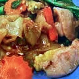 เส้นใหญ่ผัดขี้เมาหมูสามชั้นสไลด์