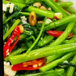 ข้าวผักบุ้งไฟแดง