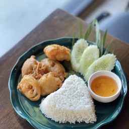 หมึกชุปแป้งทอดราดข้าว