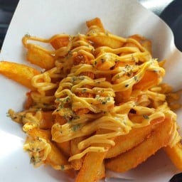 Cheesy Dip Fries byตี๋อ้วน เฟรนช์ฟรายส์/ชีสบอล/นักเก็ต/+เขย่าผงชีส-ไส้กรอกแดงลูกชิ้นปลา=น้ำจิ้มมะขาม อ้อมน้อย