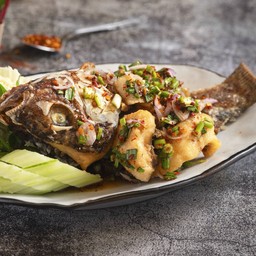 ลาบปลานิล Deep Fried Fish Topped with Spicy Sauce