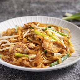 ผัดหมี่โคราช Spicy Stir-Fried Noodles