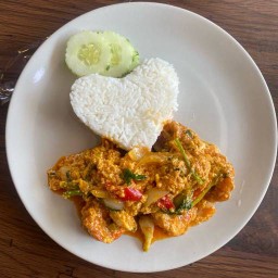 ข้าวราดผัดผงกะหรี่