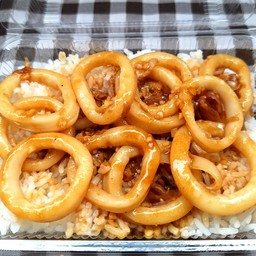 ปลาหมึกทอดกระเทียมราดข้าว