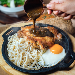 สเต็กไก่พริกไทยดำกระทะร้อน