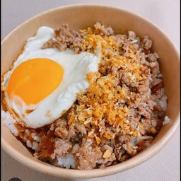 หมูกระเทียมพริกไทย แถมไข่ดาว