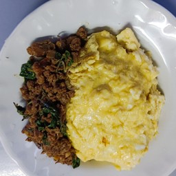 ข้าวไข่ข้นกะเพราหมูสับ