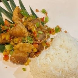 คั่วพริกเกลือหมูกรอบราดข้าว