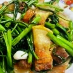 ข้าวราดผัดผักบุ้งหมูกรอบ