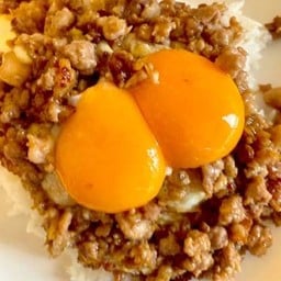 ข้าวหมูสับกระเทียมไข่เยิ้มมมมมม