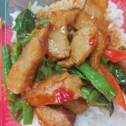 ผัดพริกเเกงคอหมูราดข้าว(คอหมู)