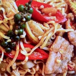 ผัดกระเพรามาม่าสามชั้น