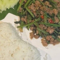 ผัดผักบุ้งไฟแดงหมูสับราดข้าว