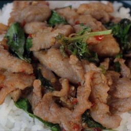 กระเพราหมูหมัก ราดข้าว