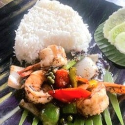 กุ้งผัดพริกไทยดำราดข้าว