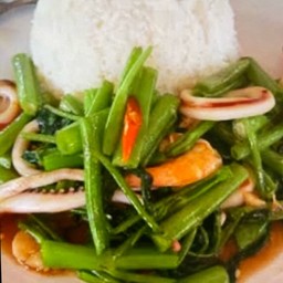 ข้าวราดผัดผักบุ้งทะเล