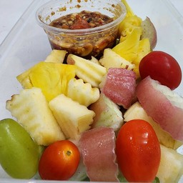 ตำผลไม้ ราดน้ำยำ สูตรแซ่ปนัว