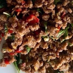 ข้าวราดกะเพราเนื้อสับพ่นไฟ