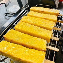 ขนมปังปิ้ง เสียบไม้ เนย นม น้ำตาล ไซร้ S 3 ไม้ อร่อย หวาน ฉ่ำๆ