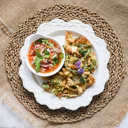 ยำผักรวมกรอบ