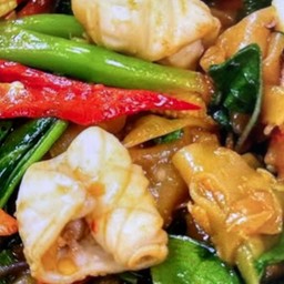 เส้นใหญ่ผัดขี้เมาปลาหมึก