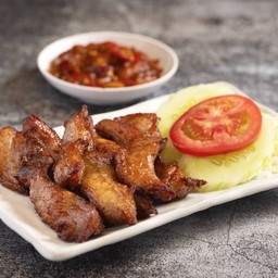 คอหมูทอด+แจ่วปลาร้า Deep Fried Pork Shoulder with Spicy Dip