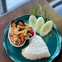 ผัดฉ่า (ซีฟู้ด) ราดข้าว