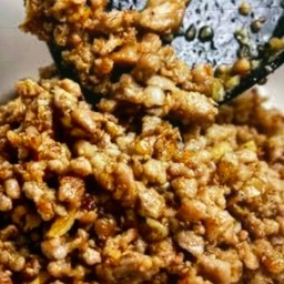 ข้าวหมูสับผัดซอส