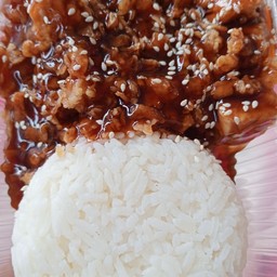 ข้าวไก่กรอบซอสฮอตแอนด์สไปซี่