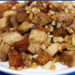 หมูกรอบกระเทียมพริกไทย ราดข้าว