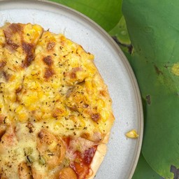 [อร่อยซ่ากับโค้ก] พิซซ่า ใส้กรอกชีส +  โค้ก ออริจินัล (กระป๋อง)