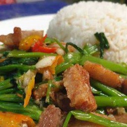 ข้าวผัดผักบุ้งหมูกรอบ•