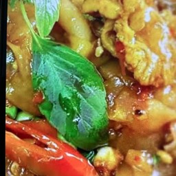 เส้นใหญ่ผัดขี้เมาหมูชิ้น