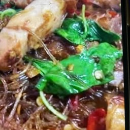 ผัดกระเพราวุ้นเส้นหมูกรอบ