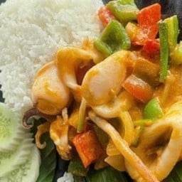 หมึกผัดไข่เค็มราดข้าว