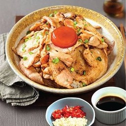 ข้าวหน้าหมูคุโรบุตะพ่นไฟ