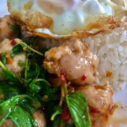 ผัดกะเพราหมูเด้งราดข้าว