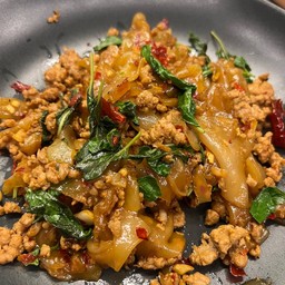 กะเพราเส้นใหญ่ใส่หมูสับ