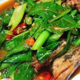 ผัดคะน้าปลากระป๋อง