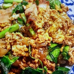 ผัดซีอิ๊วเส้นใหญ่หมูกรอบ