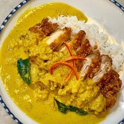 ข้าวไก่ทอดราดซอสแกงใต้กุ้ง