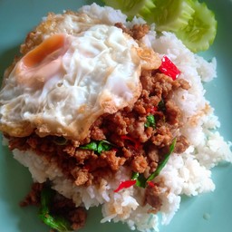 กระเพราหมูสับไข่ดาว