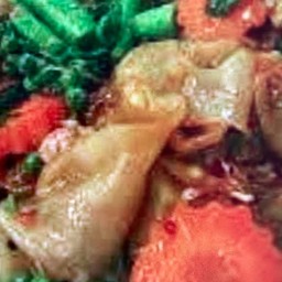 เส้นใหญ่ผัดขี้เมาหมูสับ