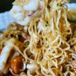 ผัดมาม่าต้มยำปลาหมึก