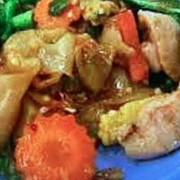 เส้นใหญ่ผัดขี้เมาไก่