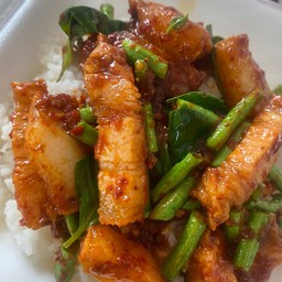 พริกเเกงหมูกรอบใส่ถั่ว
