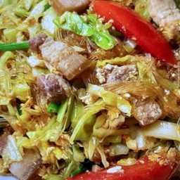 วุ้นเส้นผัดไข่หมูกรอบ