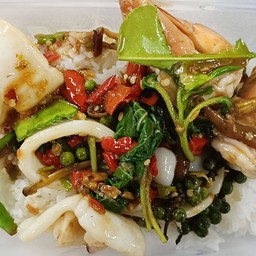 ผัดขี้เมาทะเลราดข้าว