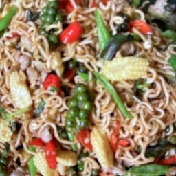 มาม่าผัดขี้เมาหมูสับ